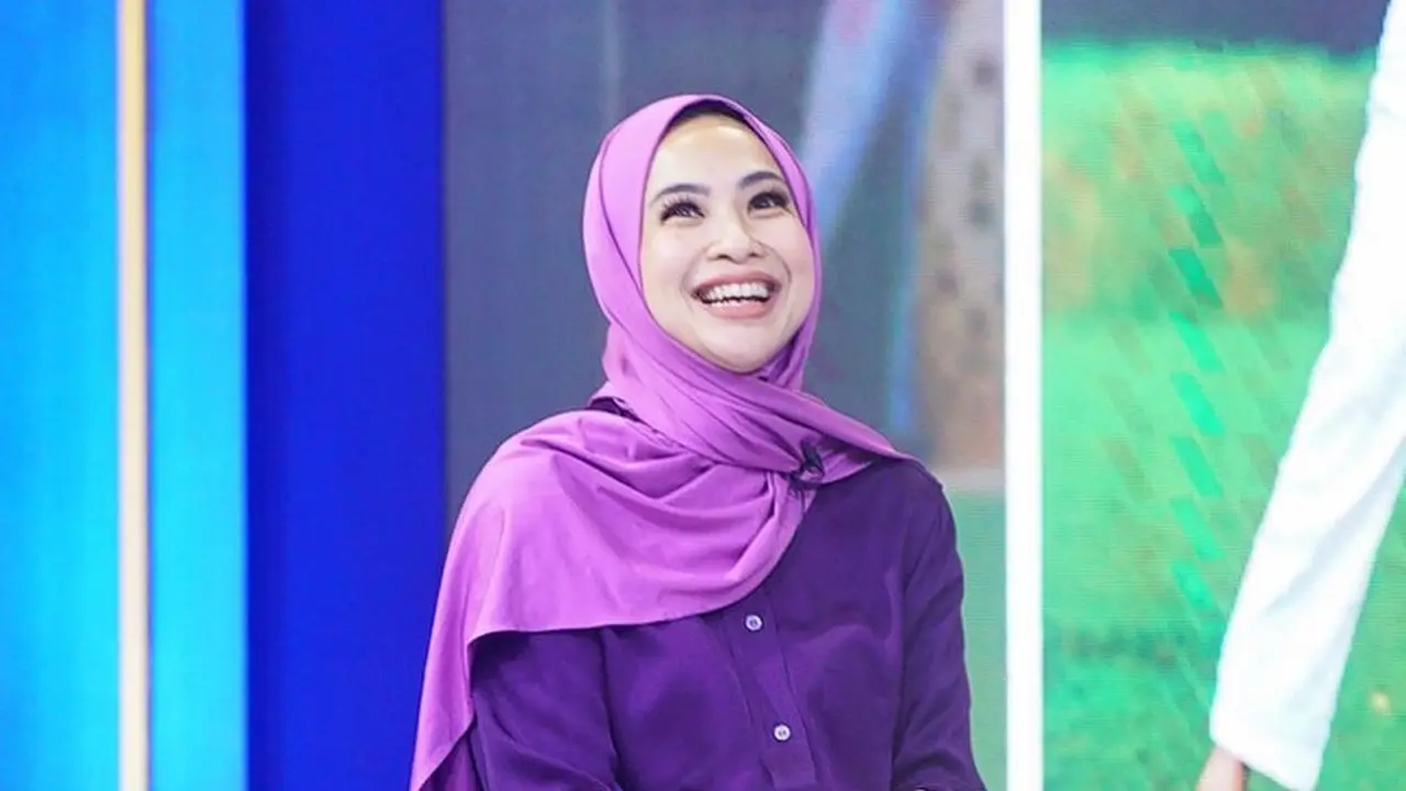 8 Potret Gaya Feni Rose Kini Tampil Berhijab Setelah Pulang Umrah