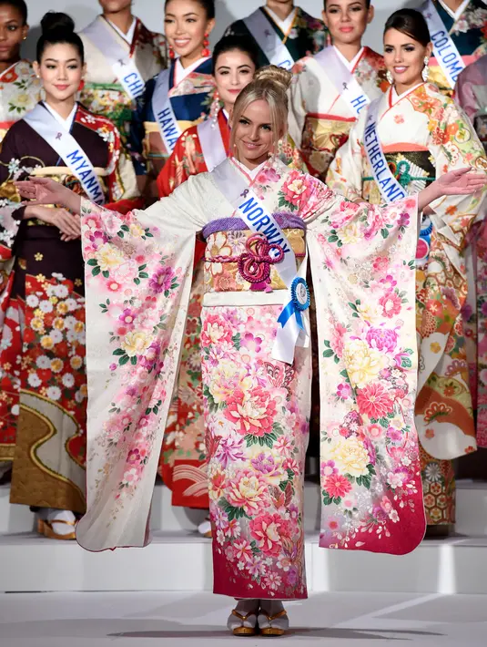 Miss Norwegia, VildeAndresen Bo berpose dalam balutan Kimono saat konferensi pers Miss International Beauty Pageant di Tokyo (27/10). Final Miss International Beauty Pageant ke-57 akan diadakan pada 14 November mendatang. (Toshifumi KITAMURA/AFP)