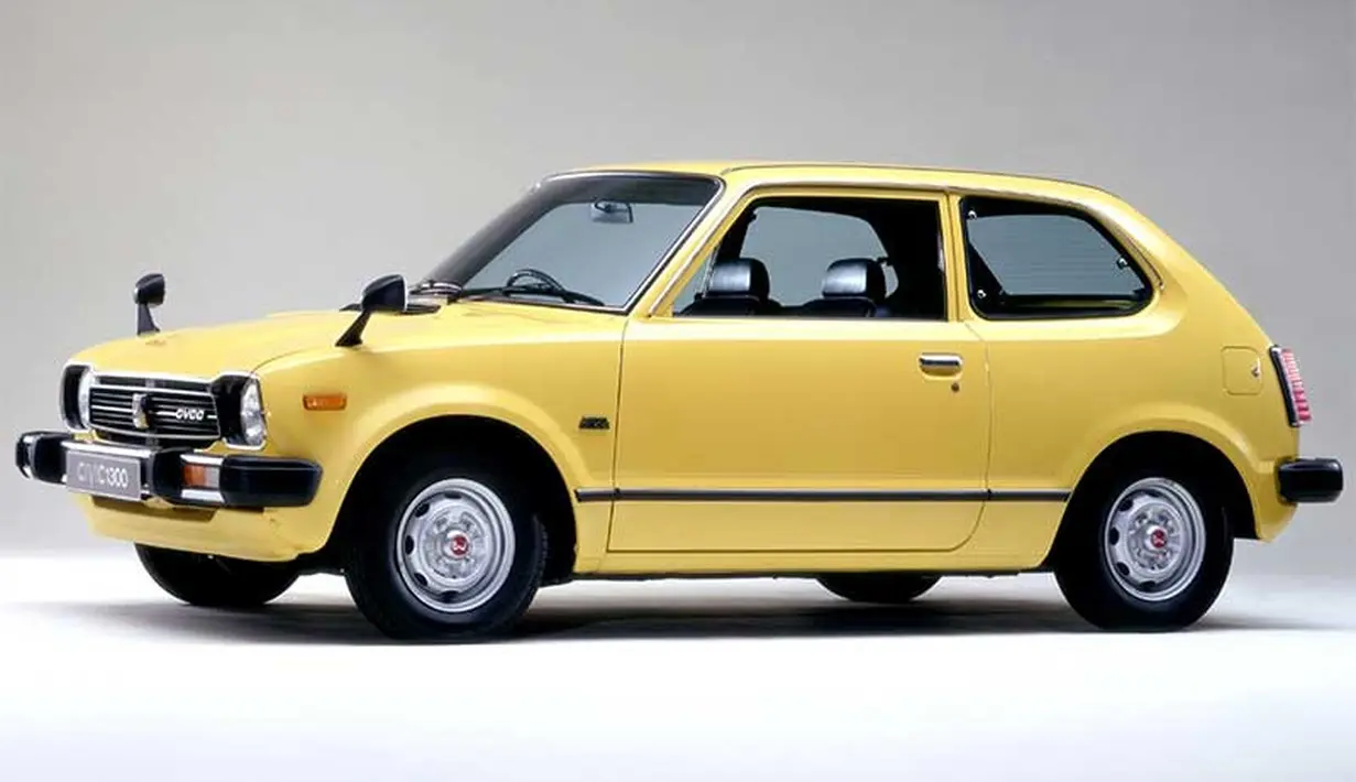 Honda Civic generasi pertama atau yang disebut di Indonesia dengan nama Civic Koper. Mesin yang digunakan berkapasitas 1.500cc 4-silinder CVCC bertenaga 53 Hp. Generasi pertama ini dijual dari tahun 1973-1979. (Source: garagedreams.net)