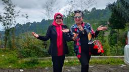 Besan yang kompak, Ni Made Ayu dan Nuryatty Indra sering terlihat habiskan waktu bersama. Selain kebersamaannya, tak jarang warganet juga salah fokus dengan penampilan keduanya yang bak ABG. Ni Made Ayu ibunda Venna Melinda memang dikenal dengan gaya berpakaiannya yang selalu kekinian, sementara penampilan ibunda Ferry selalu menarik ketika dipadupadankan dengan hijab. (Liputan6.com/IG/@nuryattyindra)