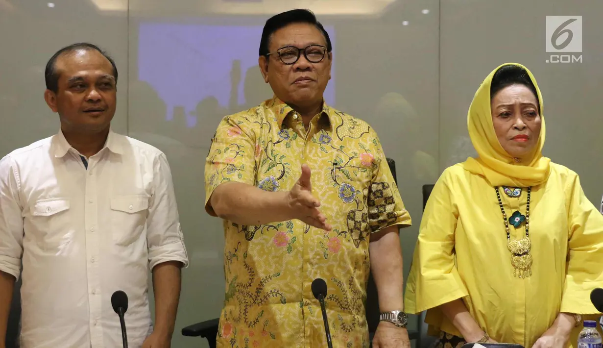 Ketua Dewan Pakar DPP Partai Golkar Agung Laksono (tengah) bersama anggota Dewan Pakar Golkar Ganjar Razuni (kiri) dan Watty Amir (kanan) saat rapat dewan pakar di Kantor DPP Golkar, Jakarta, Senin (20/11). (Liputan6.com/Angga Yuniar)