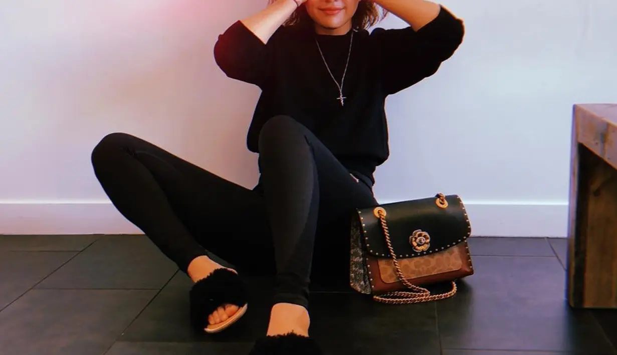 "Selena tahu bahwa berkencan akan membuat situasinya sulit namun dirinya ingin kembali jatuh cinta," ujar sumber. (instagram/selenagomez)