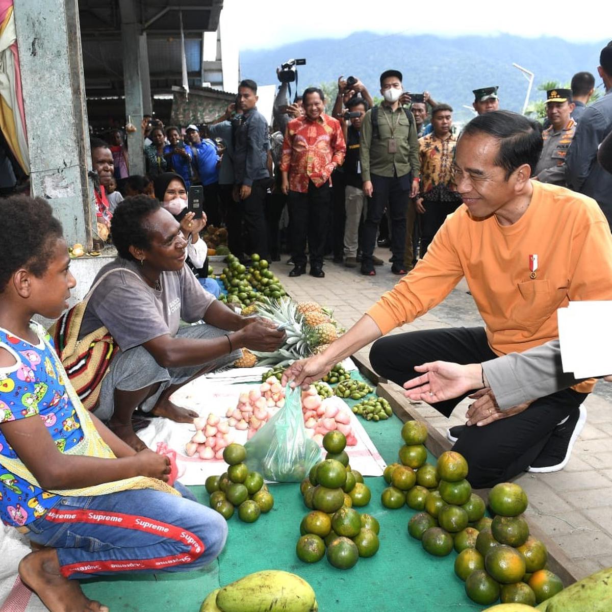 Presiden Jokowi Kunjungi Pasar Pharaa Sentani