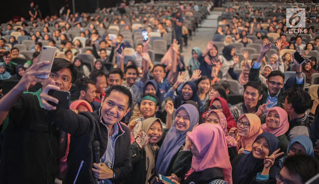 Aktor Dude Harlino berswafoto dengan peserta EGTC 2018 di Universitas Kristen Petra Surabaya, Jawa Timur, Rabu (14/11). EGTC 2018 ini diadakan di Universitas Kristen Petra Surabaya pada 13-15 Oktober 2018. (Liputan6.com/Faizal Fanani)
