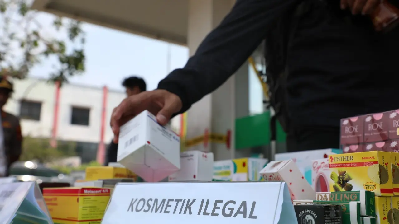 Badan Pengawas Obat dan Makanan (BPOM) bersama Bareskrim POLRI dan Polsek Teluk Naga menggerebek tiga toko kosmetik, 1 toko obat dan 1 rumah tinggal di Kecamatan Kosambi Tangerang, Banten. (Foto: Humas BPOM)