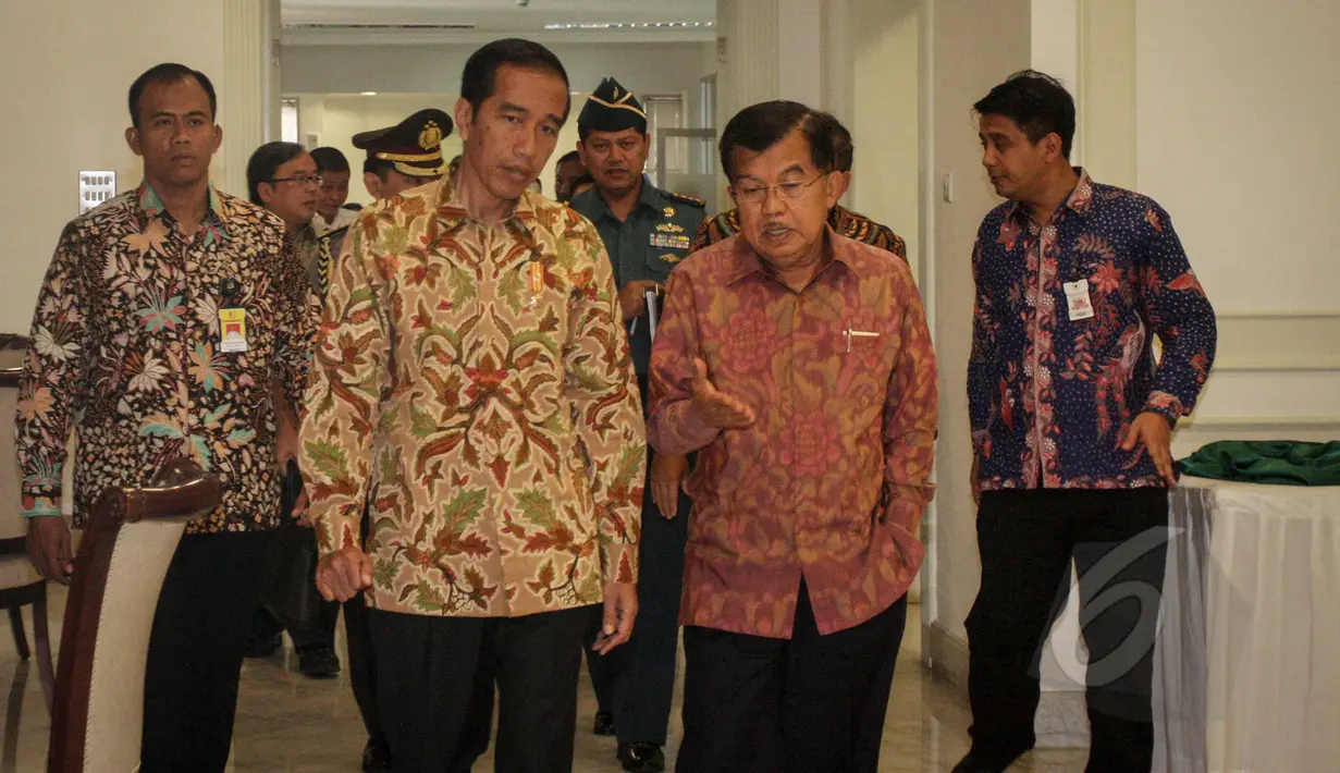Presiden Jokowi dan Wapres Jusuf Kalla saat tiba untuk memimpin sidang kabinet paripurna di kantor Presiden, Jakarta, Selasa (19/5). Rapat tersebut membahas persiapan menjelang Ramadhan dan Hari Raya Idul Fitri (Liputan6.com/Faizal Fanani)