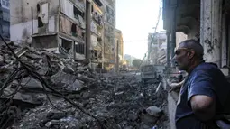 Sebuah sumber yang dekat dengan Hizbullah mengatakan Israel telah melakukan 11 serangan berturut-turut terhadap benteng kelompok itu di Beirut selatan pada 3 Oktober 2024. (Foto oleh AFP)