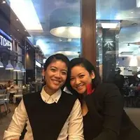 Sigi Wimala dan Agni Pratistha sama-sama jebolan ajang pemilihan model remaja. Sigi jadi juara I Gadis Sampul tahun 1999 dan Agni juara II Cosmogirl of the year tahun 2003. Tak heran, keduanya selalu tampil modis dalam setiap kesempatan (Foto: Instagram @agnipratistha)