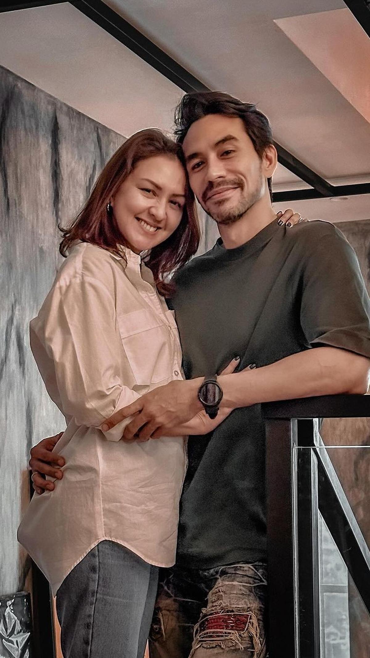 Bukti cinta beda usia juga ditunjukkan oleh Darius Sinathrya dan Donna Agnesia. Donna lebih tua 6 tahun dari Darius.