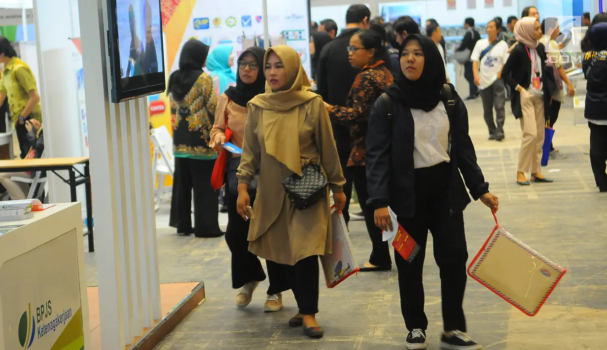 Pencari kerja mencari lowongan pekerjaan saat Talent Fest dan Bursa Kerja Nasional 2019 di JI-EXPO, Kemayoran, Jakarta, Jumat (23/2). Ajang yang digelar Kementerian Ketenagakerjaan ini berlangsung dua hari, 22-23 Maret 2019. (Liputan6.com/Angga Yuniar)