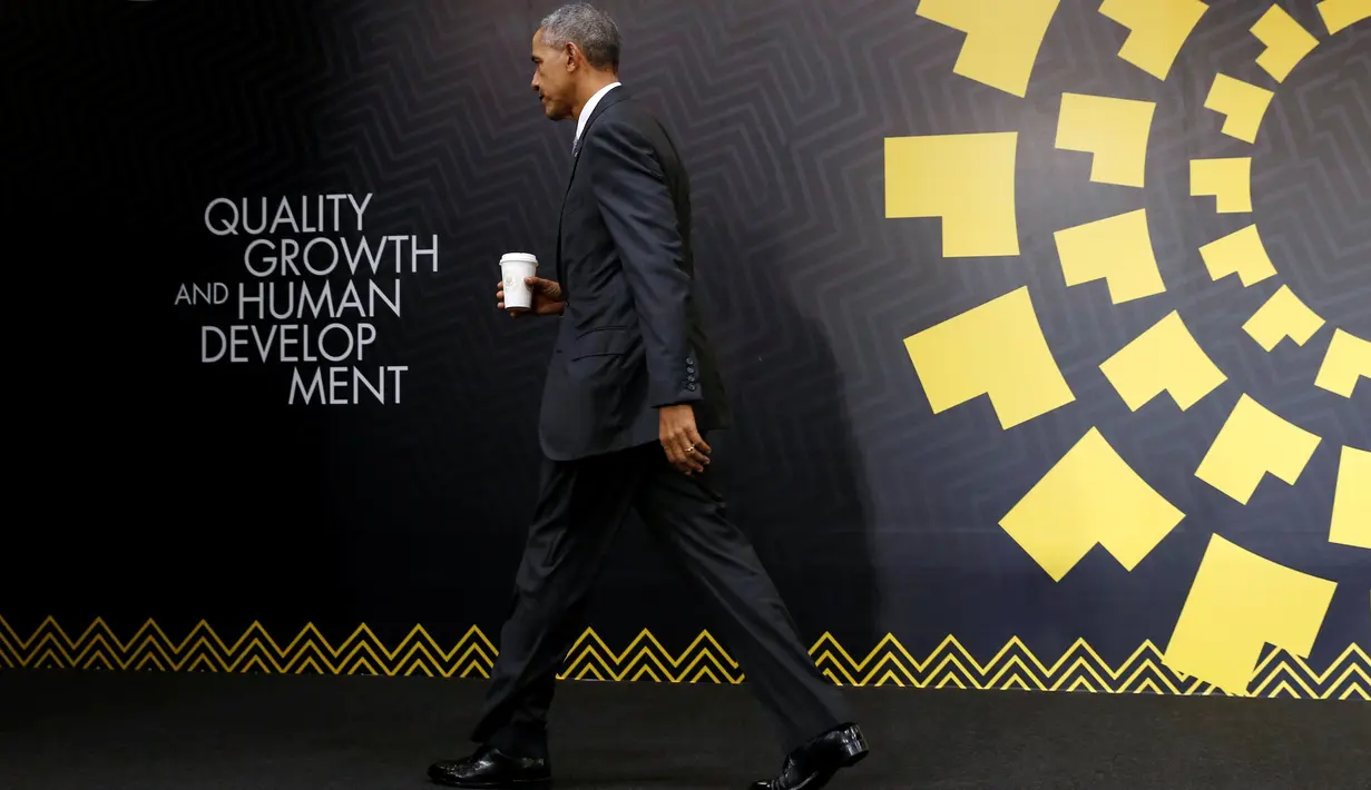 Presiden AS Barack Obama meninggalkan podium usai konferensi pers pada Asia-Pacific Economic Cooperation summit (KTT APEC) di Peru, Minggu (20/11). Konferensi ini menjadi forum selamat berpisah Obama dengan pemimpin dunia. (REUTERS/Mariana Bazo) 