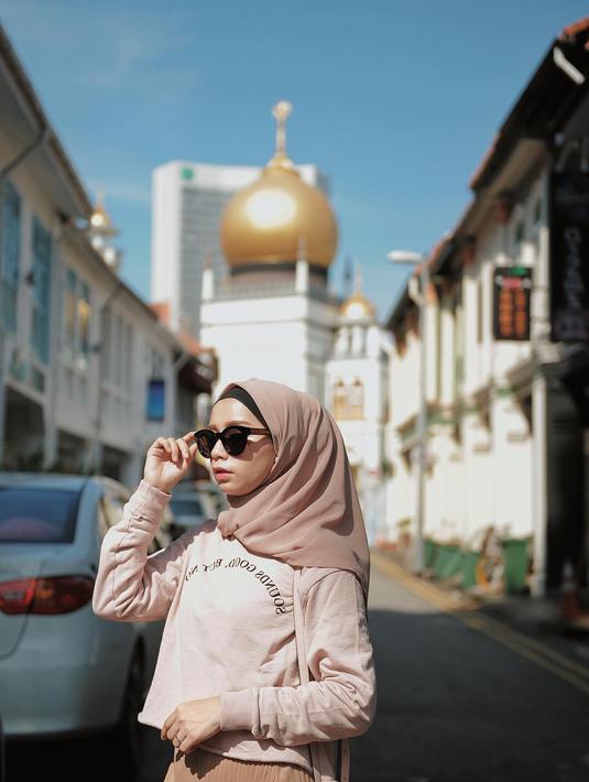 Selebgram Erlinda Yulianti juga memiliki ratusan ribu followers di akun Instagramnya. Gaya hijabnya yang mempadukan warna-warna kalem membuat gayanya jadi inspirasi para netizen. (Liputan6.com/Instagram/@ joyagh)