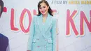 <p>Bila ingin menggunakan blazer, kamu dapat gunakan long blazer menjadi dress seperti Beby Tsabina. Cara ini akan membuat blazermu menjadi mini dress. Lengkapi dengan heels atau sepatu boots untuk melengkapi outfit. [Instagram/bebystabina]</p>