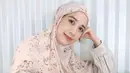 Aura menawan semakin terpancarkan dari paras Fanny Fabriana. Fanny semakin terlihat menawan dengan berhijab. Paras cantiknya selalu berhasil bikin terpesona para penggemarnya. (Liputan6.com/IG/fannyfabriana)