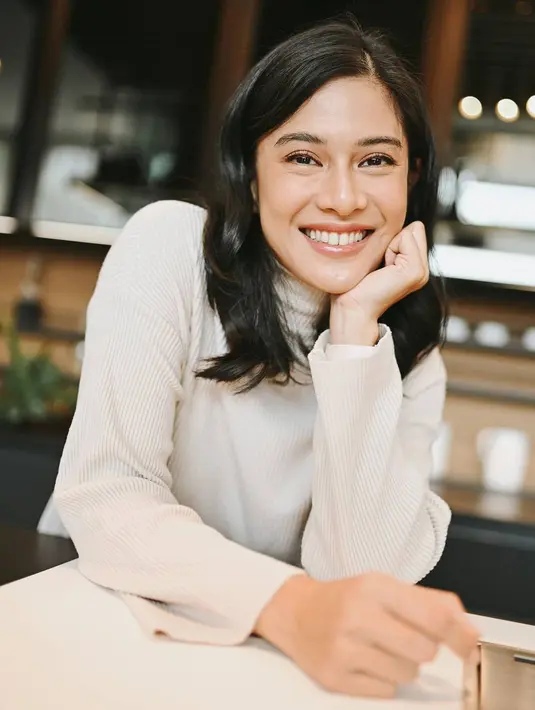 Rabu, 21 April 2021, Dian mengunggah fotonya berbalut kebaya bernuansa hijau dan lengkap dengan sanggul. Membuatnya terlihat anggun dan menawan. Ia pun membumbui unggahannya dengan tulisan, mengucapkan selamat hari Kartini kepada seluruh perempuan Indonesia. (Instagram/therealdisastr)