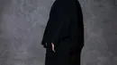 Sivia juga mengenakan kerudung olahraga Nike dipadukan abaya hitam sambil mengenakan sepatu Nike merah yang on point.  [@siviazizah]