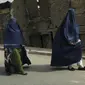 Perempuan Afghanistan dengan burqa berjalan di sebuah jalan di Kabul, pada Minggu (22/8/2021). Taliban merebut kembali kendali Afghanistan, hampir dua dekade setelah mereka digulingkan koalisi pimpinan AS. (AP Photo/ Rahmat Gul)