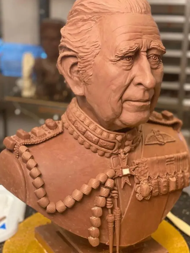 Cokelat yang dibuat seukuran asli Raja Charles III siap menyambut acara penobatan Raja Charles III dan Ratu Camilla pada 6 Mei 2023 mendatang. (Dok: Instagram/@chocolatician)