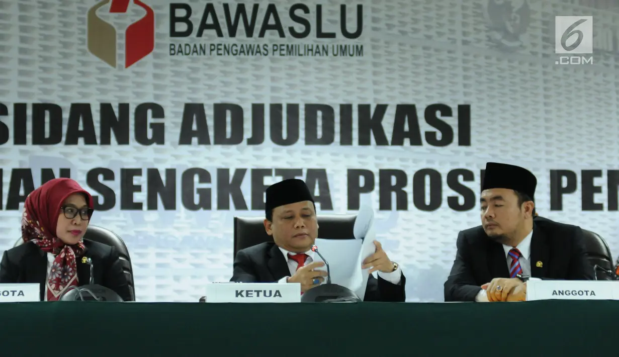 Ketua Bawaslu yang juga Ketua majelis, Abhan membacakan putusan sidang adjudikasi penyelesaian sengketa proses pemilu antara PBB terhadap KPU di Jakarta, Minggu (4/3). Bawaslu mengabulkan gugatan PBB terhadap KPU. (Liputan6.com/Helmi Fithriansyah)