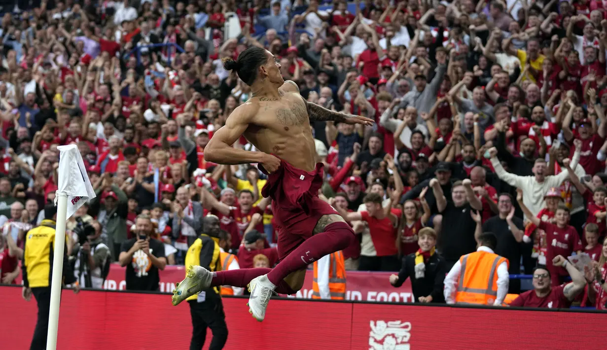 Pemain Liverpool Darwin Nunez melakukan selebrasi usai mencetak gol ke gawang Manchester City pada pertandingan sepak bola FA Community Shield di King Power Stadium, Leicester, Inggris, 30 Juli 2022. Liverpool sukses meraih trofi Communiy Shield usai mengalahkan Manchester City dengan skor 3-1. (AP Photo/Frank Augstein)