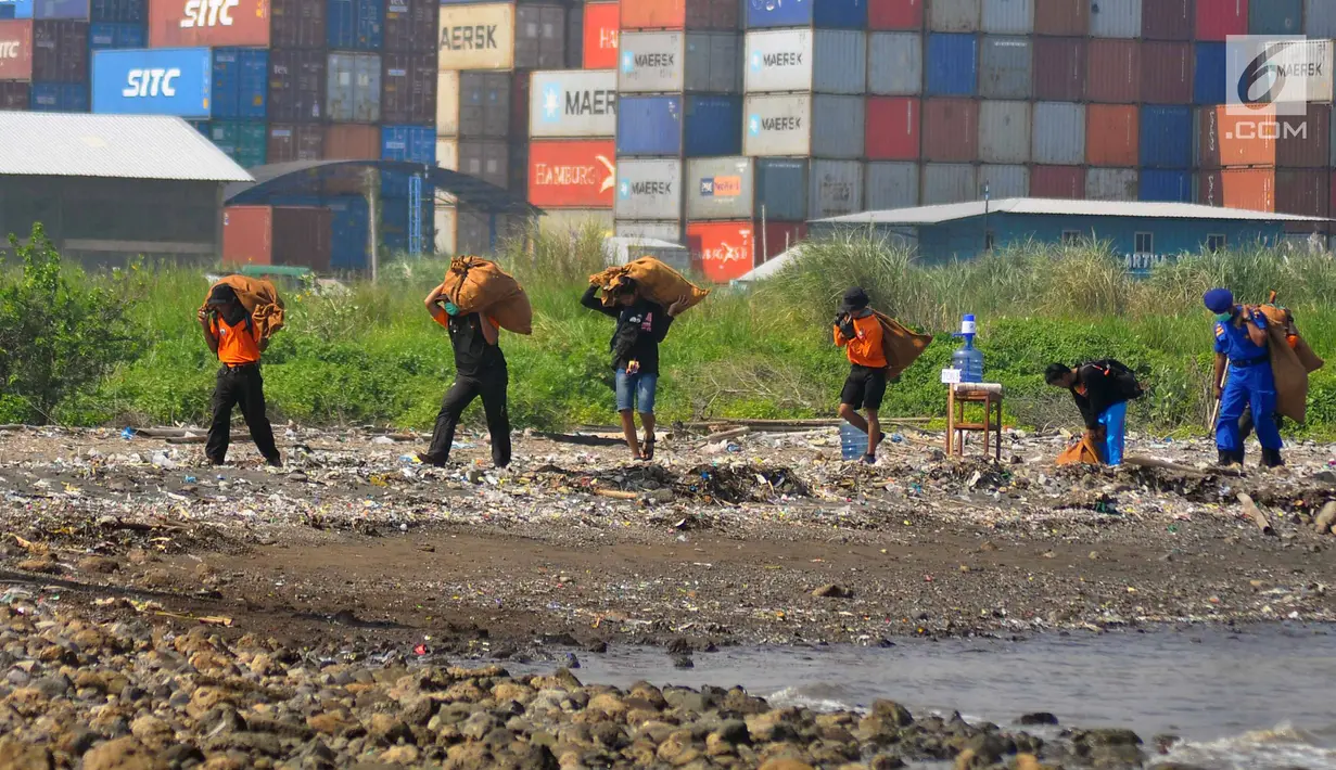 Petugas dan warga mengangkut sampah saat aksi bersih-bersih pantai di Pantai Cipta Semarang, Kamis (21/2). Ribuan orang mengikuti aksi ini yang merupakan bagian dari Hari Peduli Sampah Nasional. (Liputan6.com/Gholib)