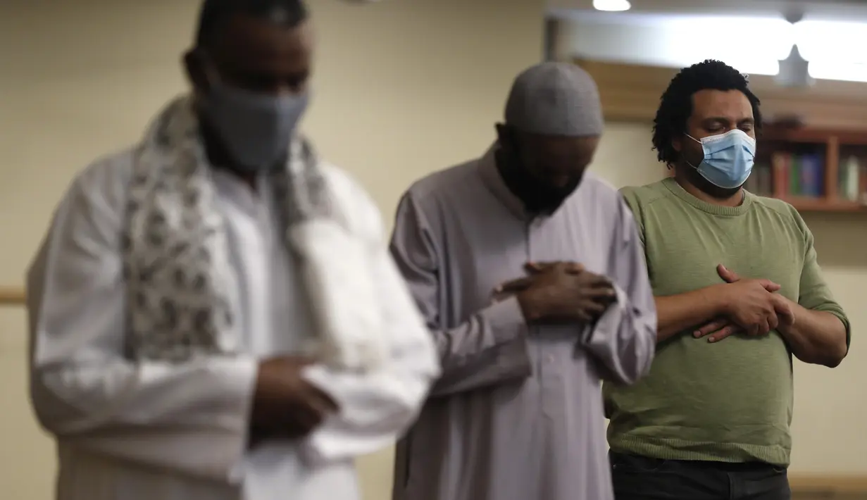 Umat Muslim melaksanakan sholat tarawih dengan menerapkan jarak sosial pada malam pertama bulan suci Ramadhan di Pusat Komunitas Muslim Chicago, Senin (13/4/2021). (AP Photo/Shafkat Anowar)