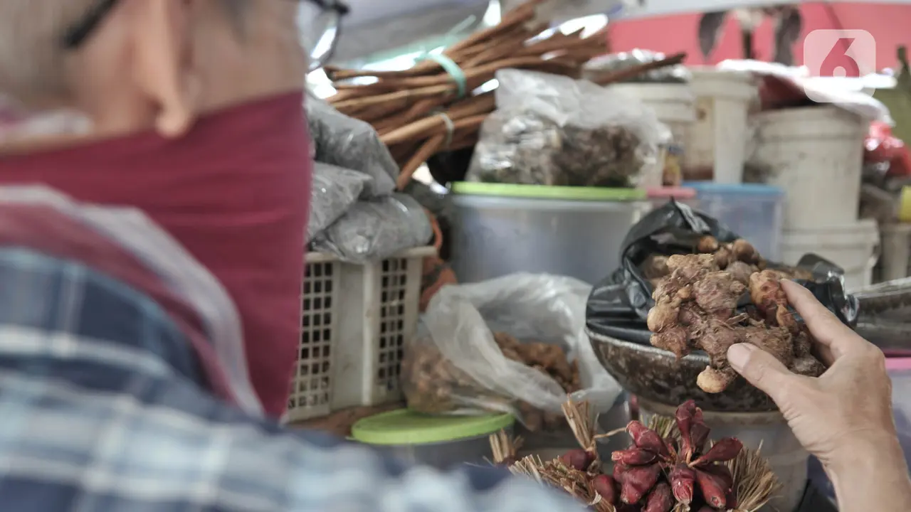 FOTO: Pandemi COVID-19, Pedagang Jamu Rempah-Rempah Panen Berkah