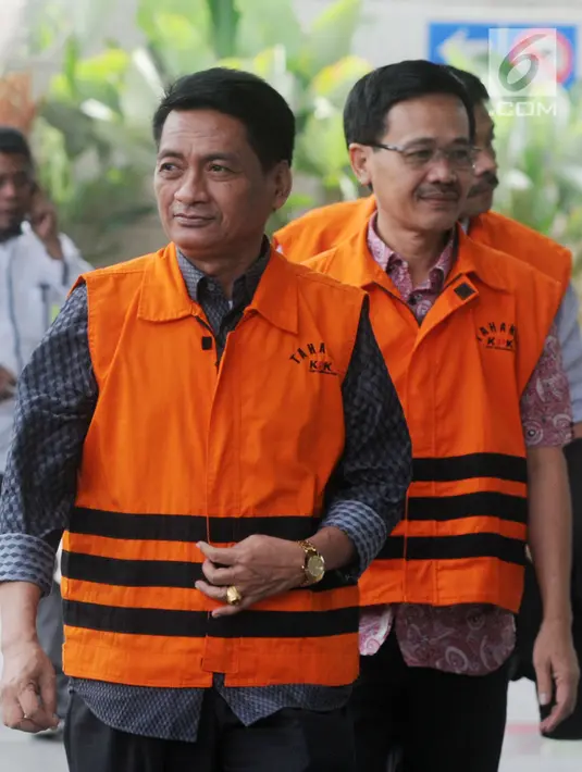 Anggota DPRD Kota Malang Abdul Rachman (kiri) dan Salamet (kanan) tiba di Gedung KPK, Jakarta, Jumat (22/6). KPK memperpanjangan masa penahanan bagi 11 anggota DPRD Kota Malang selama 30 hari. (Merdeka.com/Dwi Narwoko)