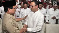 Gubernur DKI Jakarta Anies Baswedan bersalaman dengan Ketua Umum Partai Gerindra Prabowo Subianto saat menghadiri peresmian Roemah Djoeang di Jalan Wijaya, Kebayoran Baru, Jakarta, Minggu (29/7). (Merdeka.com/Iqbal S Nugroho)