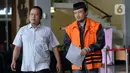 PPK di Satuan Kerja PJN XII Balikpapan Andi Tejo Sukmono (kanan) usai menjalani pemeriksaan di Gedung KPK, Jakarta, Rabu (22/1/2020). Andi diperiksa sebagai tersangka untuk melengkapi berkas dugaan suap pengadaan proyek jalan di Provinsi Kalimantan Timur tahun 2018-2019. (merdeka.com/Dwi Narwoko)