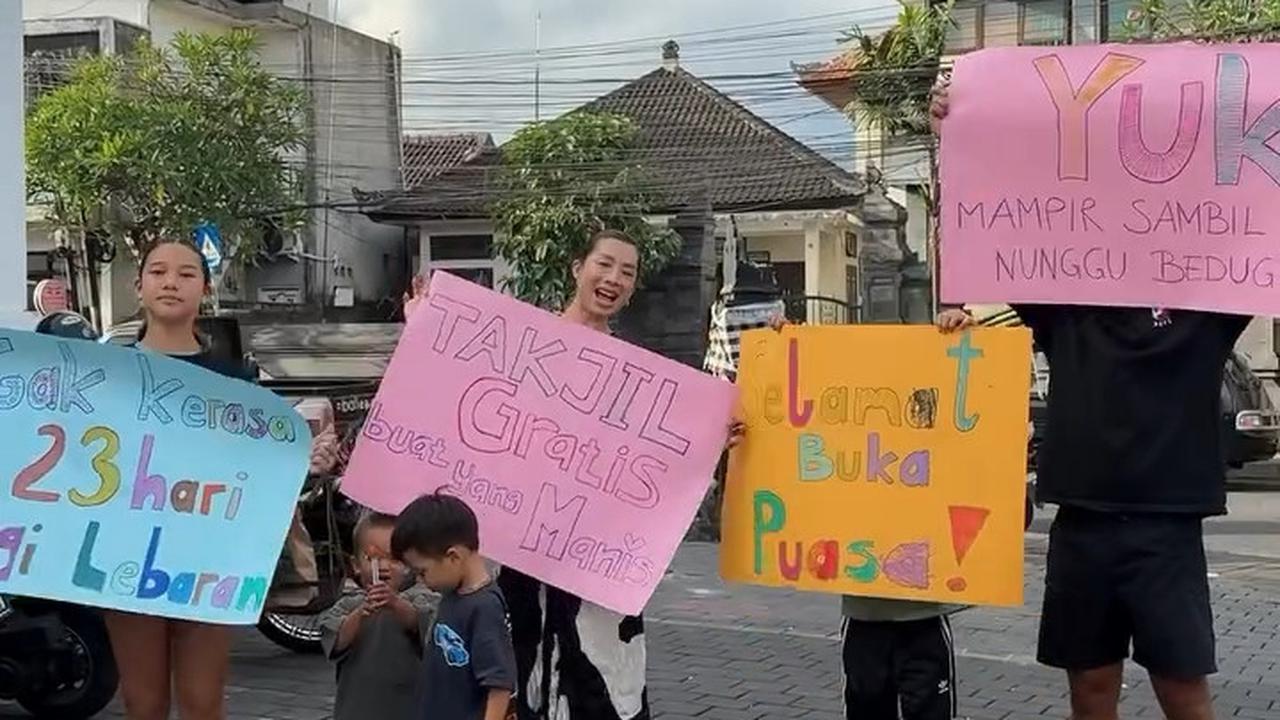 5 Potret Jennifer Bachdim dan Keluarga Bagi-Bagi Takjil Gratis