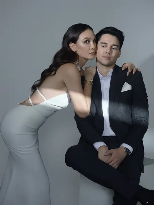 Kenakan jas yang serupa, kali ini Maxime berganti busana dengan setelan striped double breasted abu [@lunamaya]