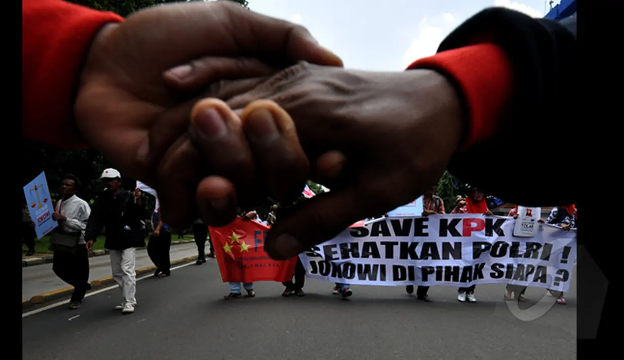 Sejumlah demonstran yang tergabung dalam solidaritas #saveKPK berjalan menuju Istana, Jakarta, Rabu (28/1/2015).  Menuntut agar Presiden Joko Widodo menyelesaikan permasalahan yang terjadi antara KPK dan Polri. (Liputan6.com/Miftahul Hayat)
