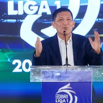 Direktur Utama PT Liga Indonesia Baru (LIB) Ferry Paulus, memberikan sambutan saat acara launching BRI Liga 1 2024/2025 di Auditorium Brilian Center, Jakarta Pusat, Selasa (6/8/2024). (Bola.com/M Iqbal Ichsan)