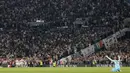 Pemain Tottenham Hotspur dan suporter merayakan gol bunuh diri yang dicetak oleh pemain Liverpool, Joel Matip, pada laga pekan ketujuh Premier League 2023/2024 di Tottenham Hotspur Stadium, Sabtu (30/09/2023). (AP Photo/Alberto Pezzali)