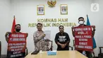 Perwakilan Aliansi Masyarakat Anti Mafia Tambang membentangkan spanduk saat menyambangi Kantor Komnas HAM, Menteng, Jakarta Pusat, Kamis (24/11/2022). Kedatangan mereka untuk menyampaikan laporan pengaduan dan audiensi pada anggota Komnas HAM terkait beberapa dugaan tindakan pelanggaran hak asasi manusia yang dilakukan oleh PT Amman Mineral. (Liputan6.com/Faizal Fanani)
