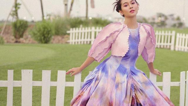 8 Gaya Pemotretan Sandrinna Michelle Berbalut Gaun Colorful, Banjir Pujian Disebut Seperti Barbie Hidup