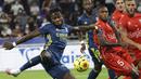Penyerang Lyon, Maxwel Cornet, berusaha melepaskan tendangan saat menghadapi Nimes pada laga lanjutan Liga Prancis di Stadion Groupama, Sabtu (19/9/2020) dini hari WIB. Lyon bermain imbang 0-0 atas Nimes. (AP Photo/Laurent Cipriani)