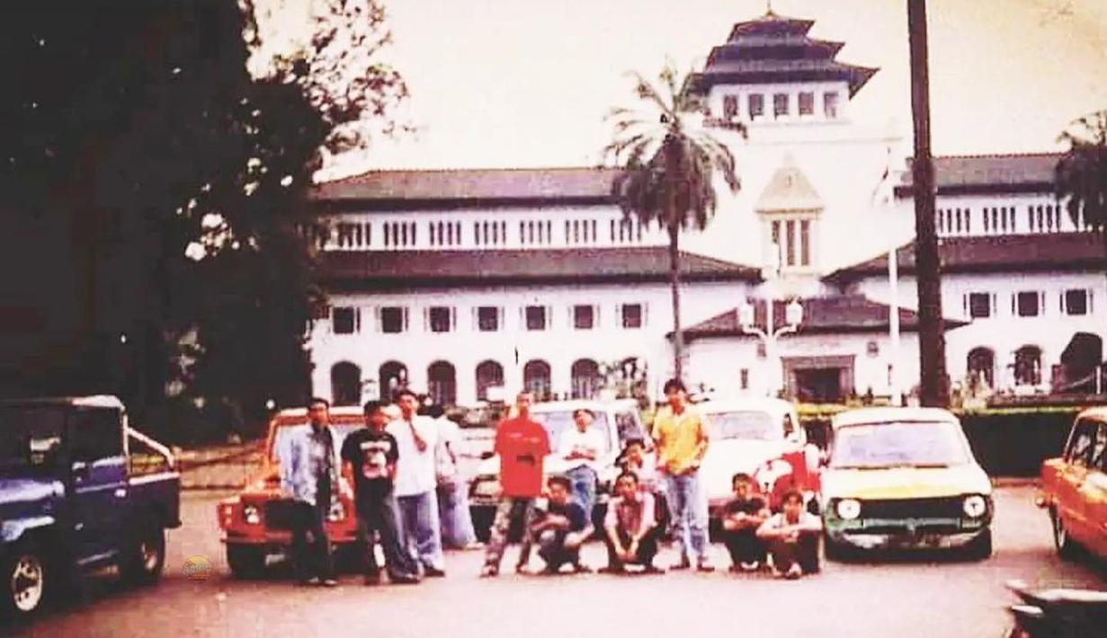 Anak mobil Bandung era 1990an yang parkir dan berfoto di depan Gedung Sate. (Source: Instagram/@groupotomotif1990)