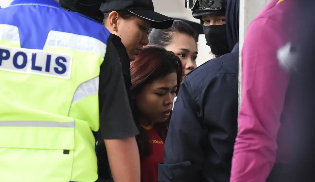 Siti Aisyah (25), WNI tersangka pembunuhan Kim Jong-nam tiba di Pengadilan Sepang, Malaysia, Rabu (1/3). Untuk pertama kalinya Siti Aisyah bisa dilihat publik sejak ditahan pasca-pembunuhan kakak tiri pemimpin Korut Kim Jong-un itu. (Mohd RASFAN/AFP)
