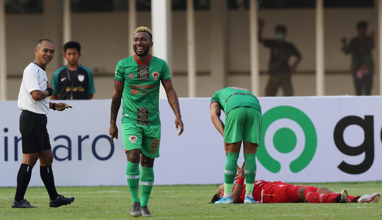 Kejadian ini membuat wasit Oki dan Wanggai tertawa bersama sambil berjalan dan kembali melanjutkan pertandingan. (Bola.com/M Iqbal Ichsan)