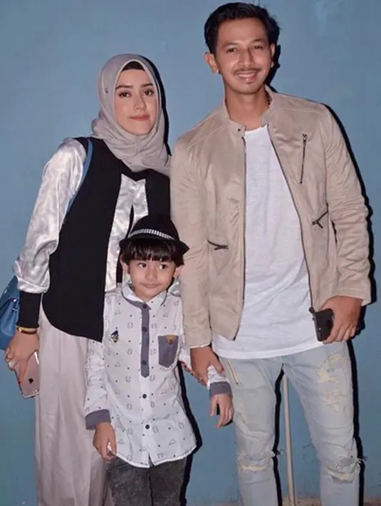 "Aku sih bawa enjoy aja , bawa happy. entah kenapa di kehamilan ini happy terus. Allah benar-benar memberikan banyak kebahagiaan buat saya. Jadi hamilnya juga nggak ngeropotin, kalau mual sih pasti yah," kata Fairuz. (Instagram/fairuzarafiq)