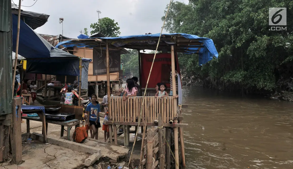 Aktivitas warga di bantaran Kali Ciliwung, Bukit Duri, Jakarta, Kamis (12/4). Warga sekitar mengaku betah tinggal di bantaran kali meski rela kebanjiran di kala musim penghujan. (Merdeka.com/Iqbal Nugroho)