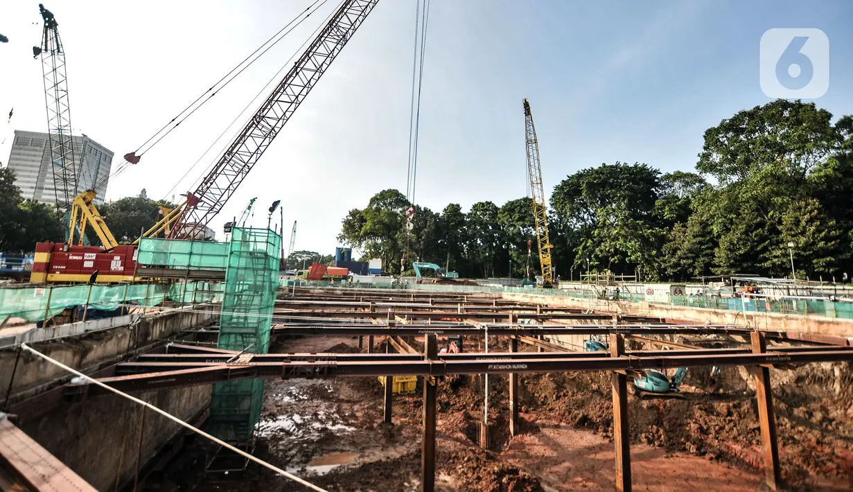 Suasana proyek pembangunan MRT Jakarta Fase 2A di kawasan Monas, Jakarta, Senin (31/5/2021). Proyek MRT Jakarta fase 2A terbagi menjadi beberapa paket. (merdeka.com/Iqbal S. Nugroho)