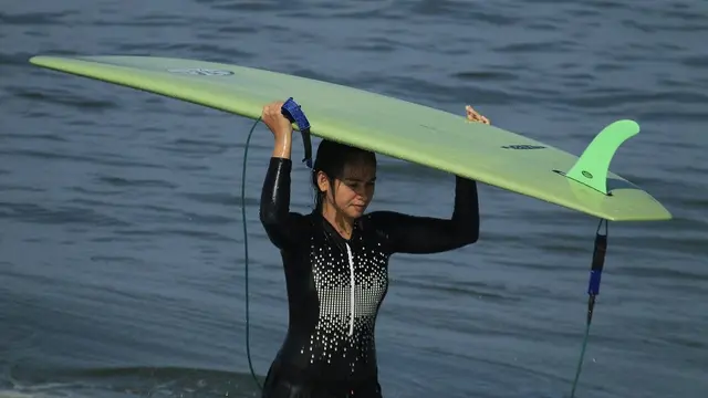 Sahila Hisyam lakoni olahraga surfing (Instagram/sahilahisyam)