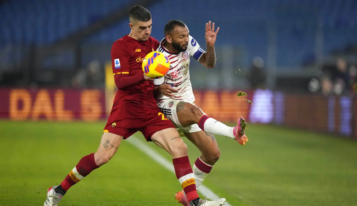 Pemain AS Roma Gianluca Mancini (kiri) berebut bola dengan pemain Cagliari Joao Pedro pada pertandingan sepak bola Liga Italia di Stadion Olimpiade Roma, Italia, 16 Januari 2022. AS Roma berhasil mengalahkan Cagliari 1-0. (AP Photo/Andrew Medichini)