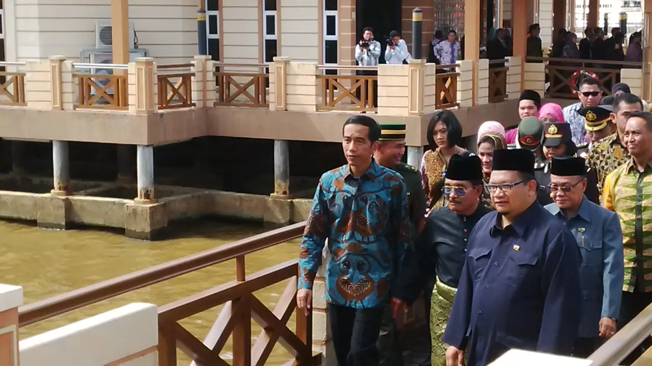 Jokowi Blusukan ke Kampung Ayer Brunei Darussalam