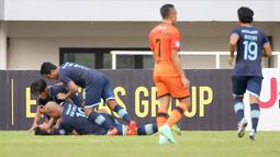 Pemain Persela Lamongan, Gian Zola (bawah) bersama rekan setim melakukan selebrasi usai mencetak gol ke gawang Persiraja Banda Aceh dalam laga pekan ke-5 BRI Liga 1 2021/2022 di Stadion Pakansari, Bogor, Selasa (28/9/2021). Persela menang 1-0. (Bola.com/ M Iqbal Ichsan)