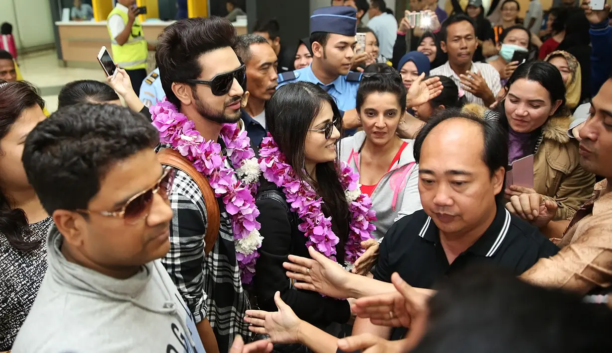 "See you tomorrow on meet and greet in Metropolis Mall," ucap Radhika Madan. (Bambang E. Ros/Bintang.com)