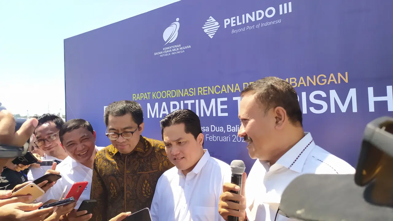 Menteri BUMN Erick Thohir bersama Ketua Komisi VI Fraksi PKB Faisol Riza meninjau Pengembangan Benoa Maritime Tourism Hub, di Pelabuhan Benoa, Bali.